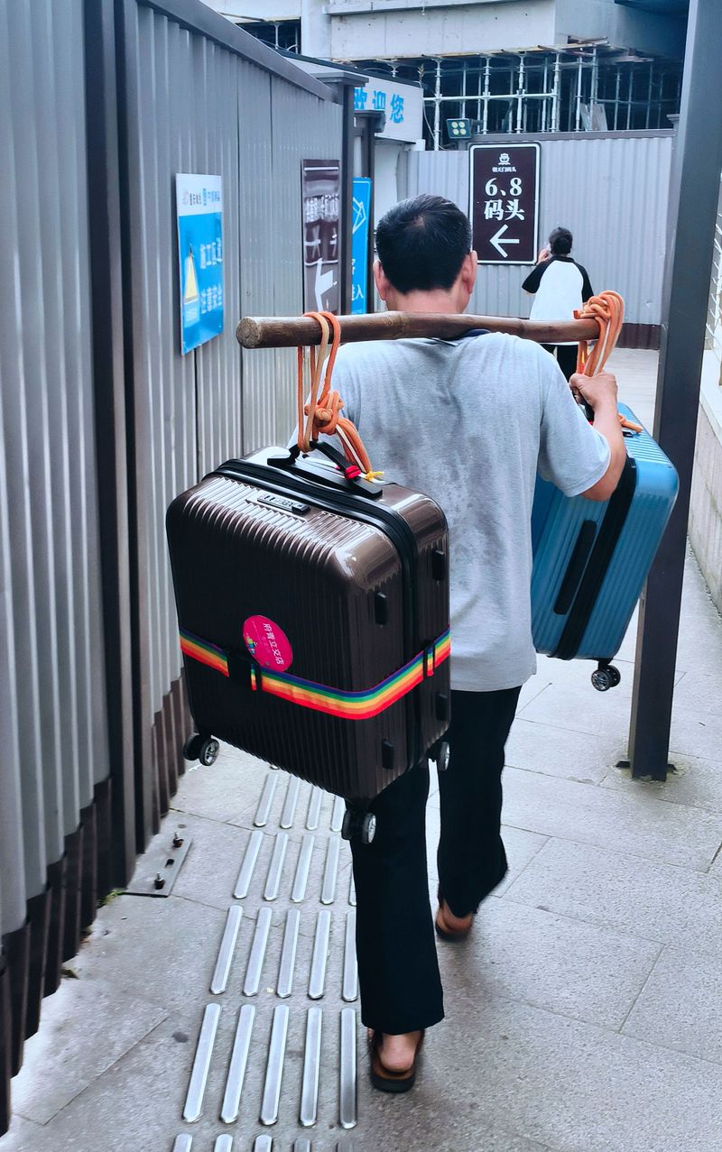 Bangbang carrying luggage to the cruize, Travel the Yangtze river