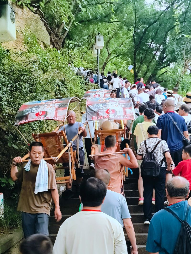 Tourists visiting the new Fengjie Wharf, climbing up mountains