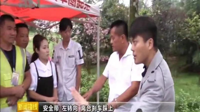 Screenshot from video of Xiao Chi interpreting for deaf students at a driving school
