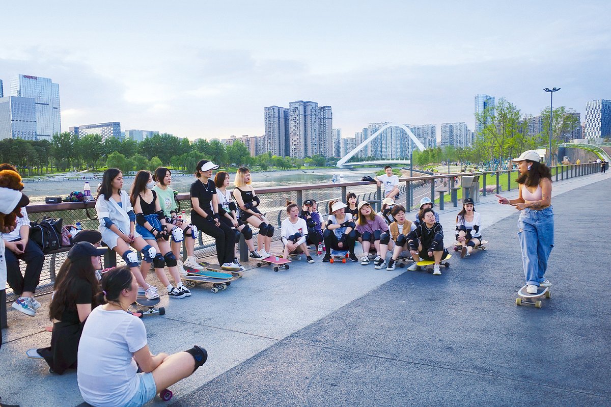 Xu Jing teaching a surfskating weekly session to her community members in a park in Chengdu