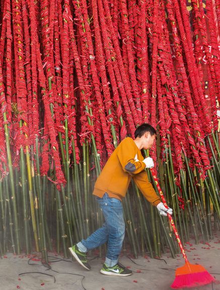 “Making Fireworks”: Gunpowder is another of China’s best-known invention and comes is especially handy during traditional festivals (Jieyang, Guangdong Province, February 2018)