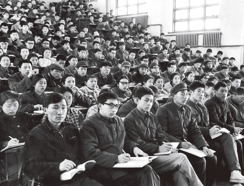 The class of 1977 crowd into a lecture hall at Tsinghua University