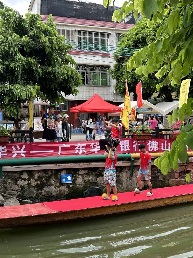 Performances, like acrobatics and lion dances, are often staged before and after dragon boat races