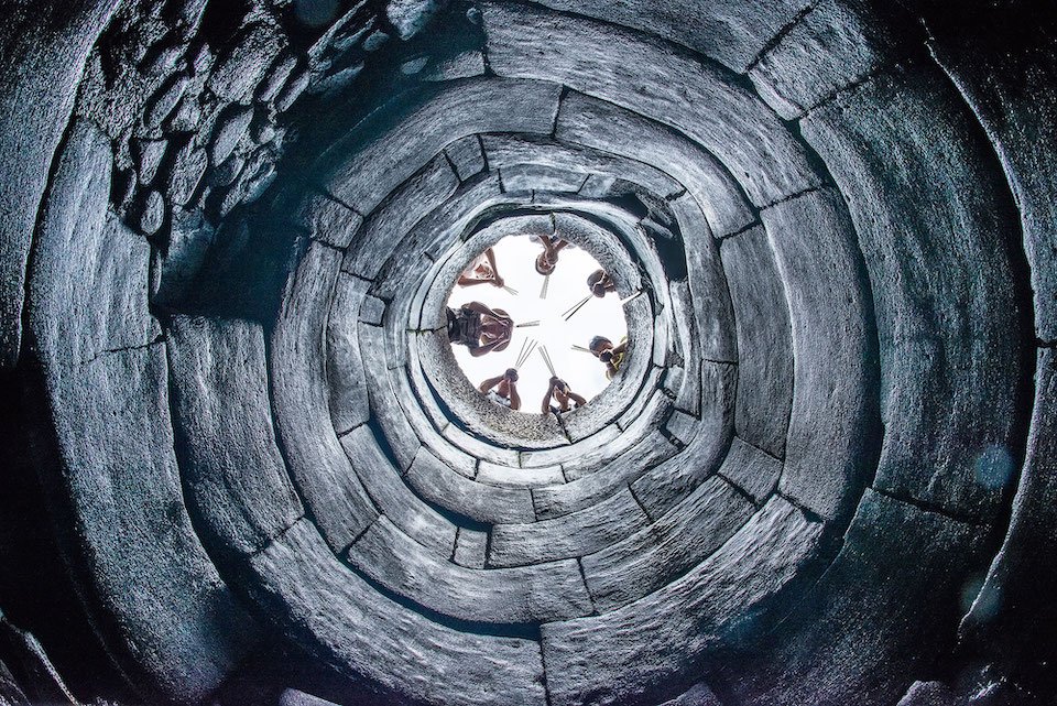 Each well-changing ceremony starts off with prayers and burning incense at the well’s mouth