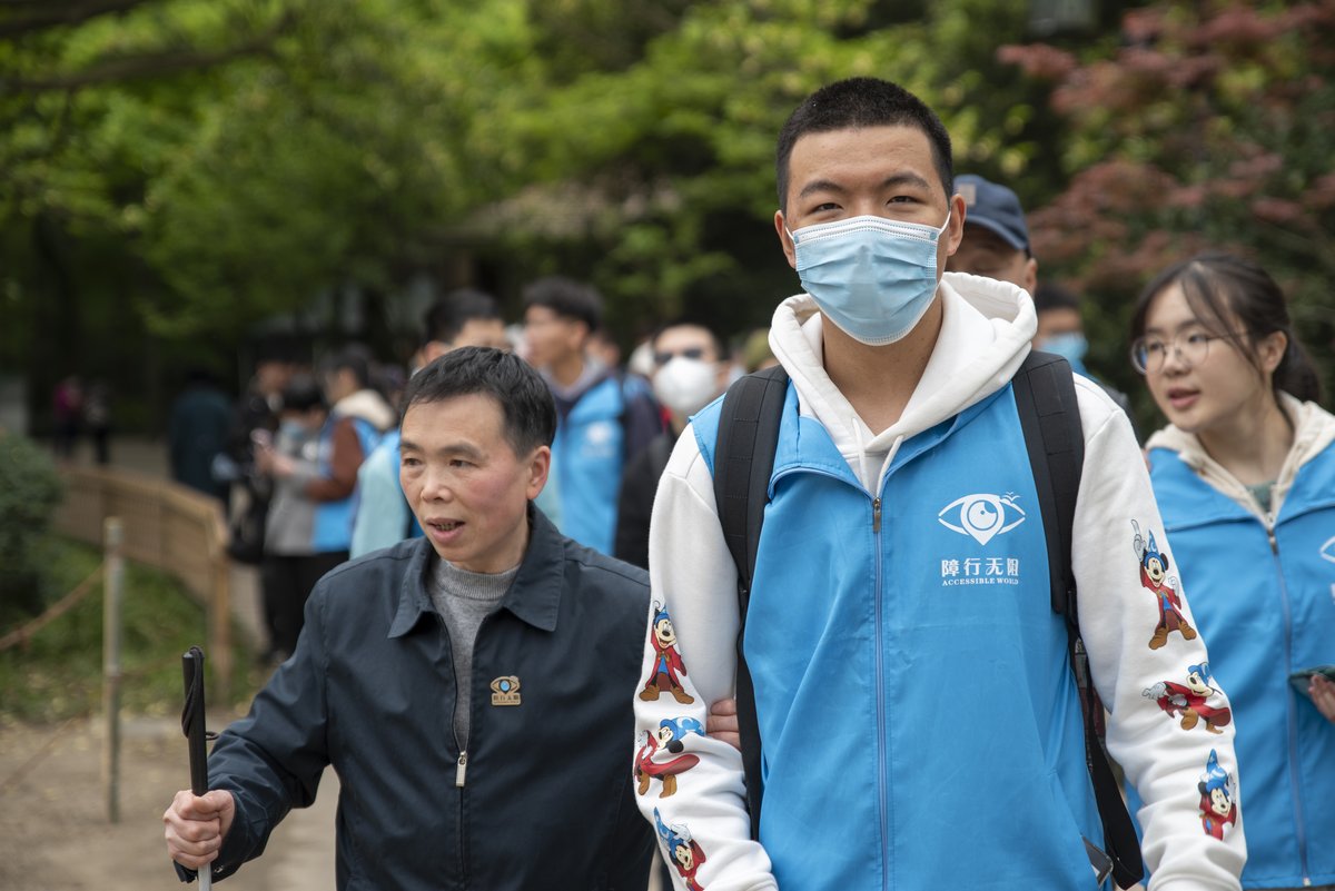 blind tour group in China, visually impaired tourists in China