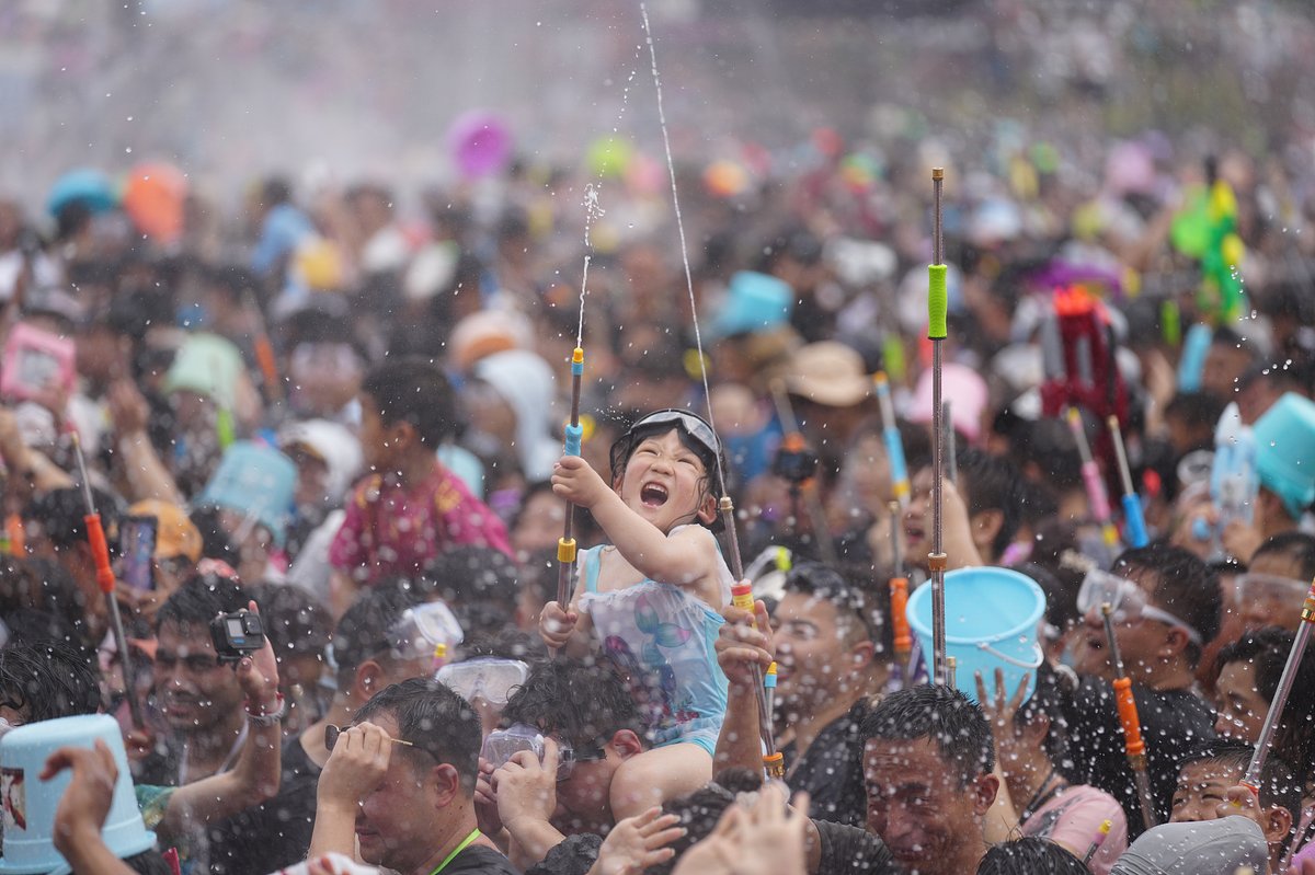 The water-splashing festival in Mangshi kicked off on April 12 this year (VCG)