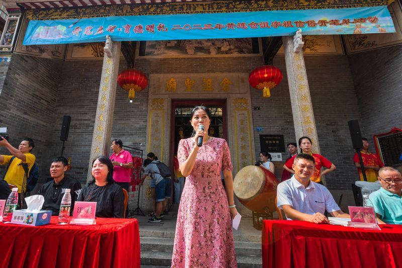 The school’s headteacher leads students in reading the “Three Character Classic  (《三字经》),” which outlines the basic principles of respecting teachers and how best to behave in school