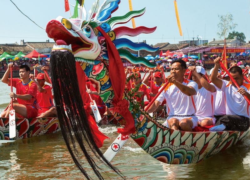 “Enter the Dragon” Dragon boat sets off at the start of the race during the Duanwu Festival (Jieyang, Guangdong Province, May 2017)