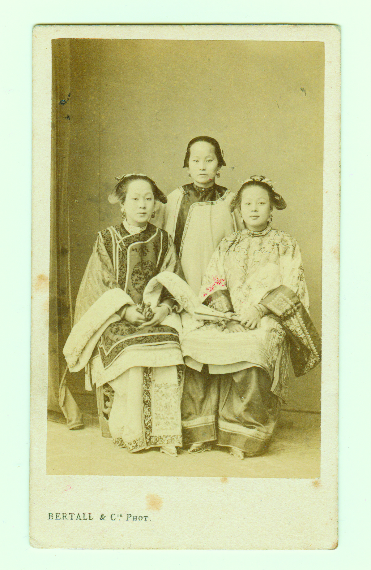Three young girls from Fujian Province performed traditional tea ceremonies