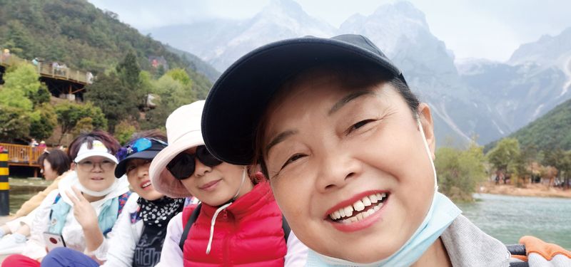 Su Min, whose life story the movie is based on, takes a selfie with her friend in Nanyue Valley, Yunnan