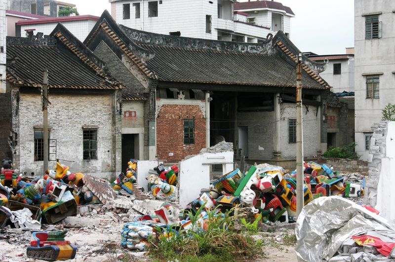 A variety of kiddie rides are abandoned in front of Pazhou Ancestral Hall in Guangzhou