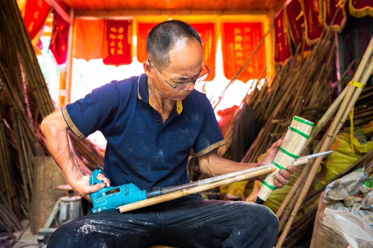 侗族制作大师在制造芦笙