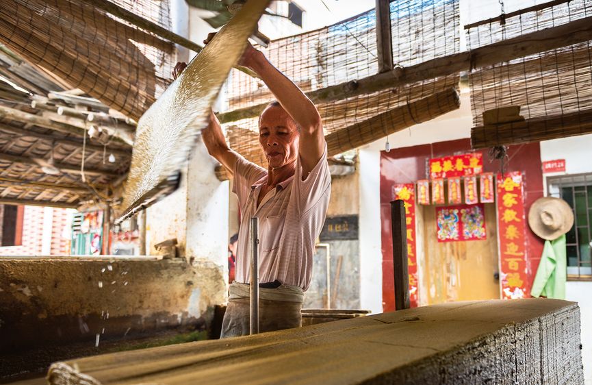 “Invention of Paper”: Traditional methods of making paper, one of China’s “Four Great Inventions” still exist at the grassroots (Jiangmen, Guangdong Province, August 2020)