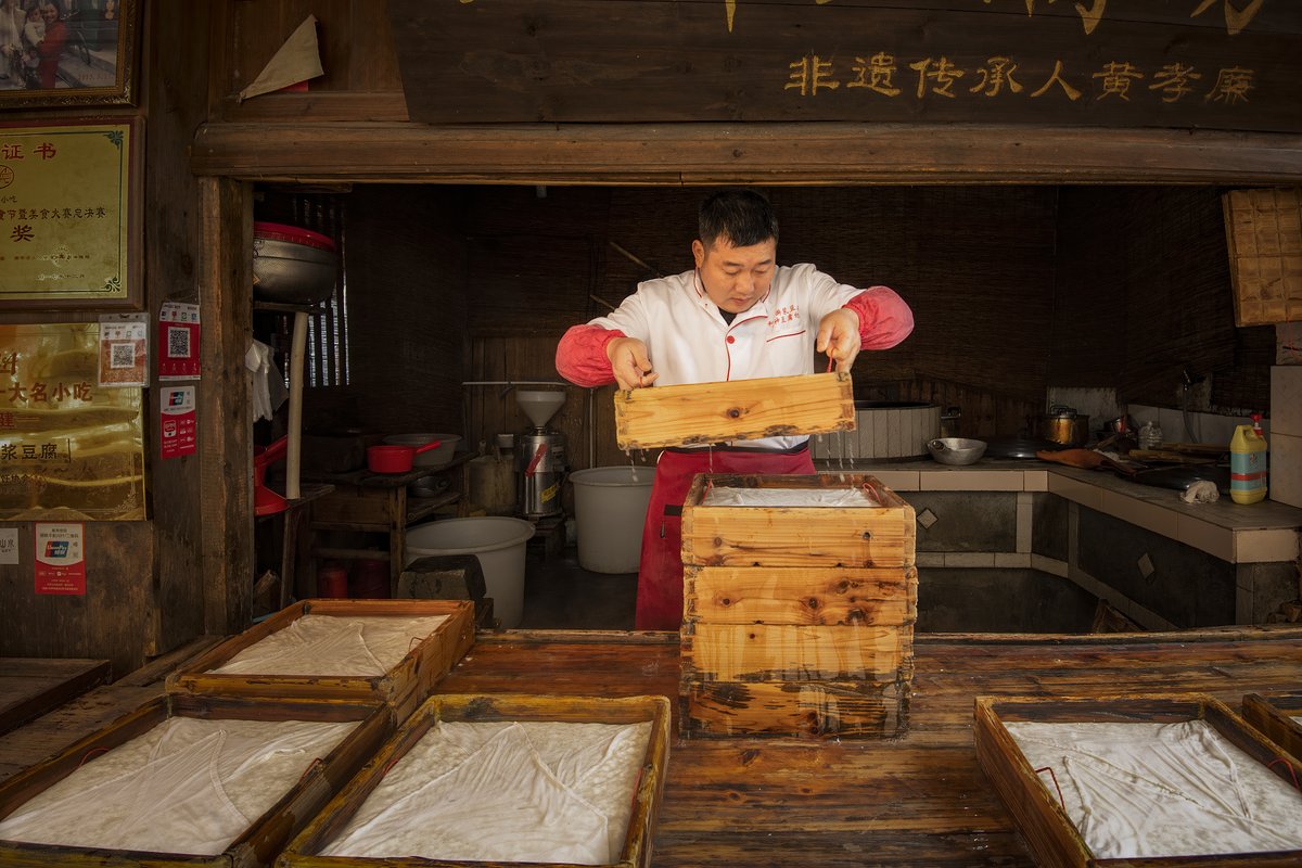 Stacking frames on top of each other helps squeezing out the liquid and pressing loose curd into a block