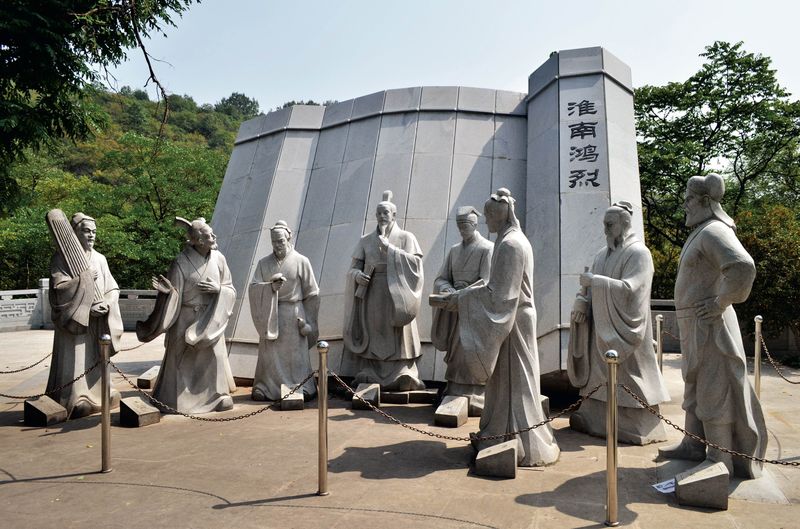 Statues of Liu An and his eight “immortal” buddies