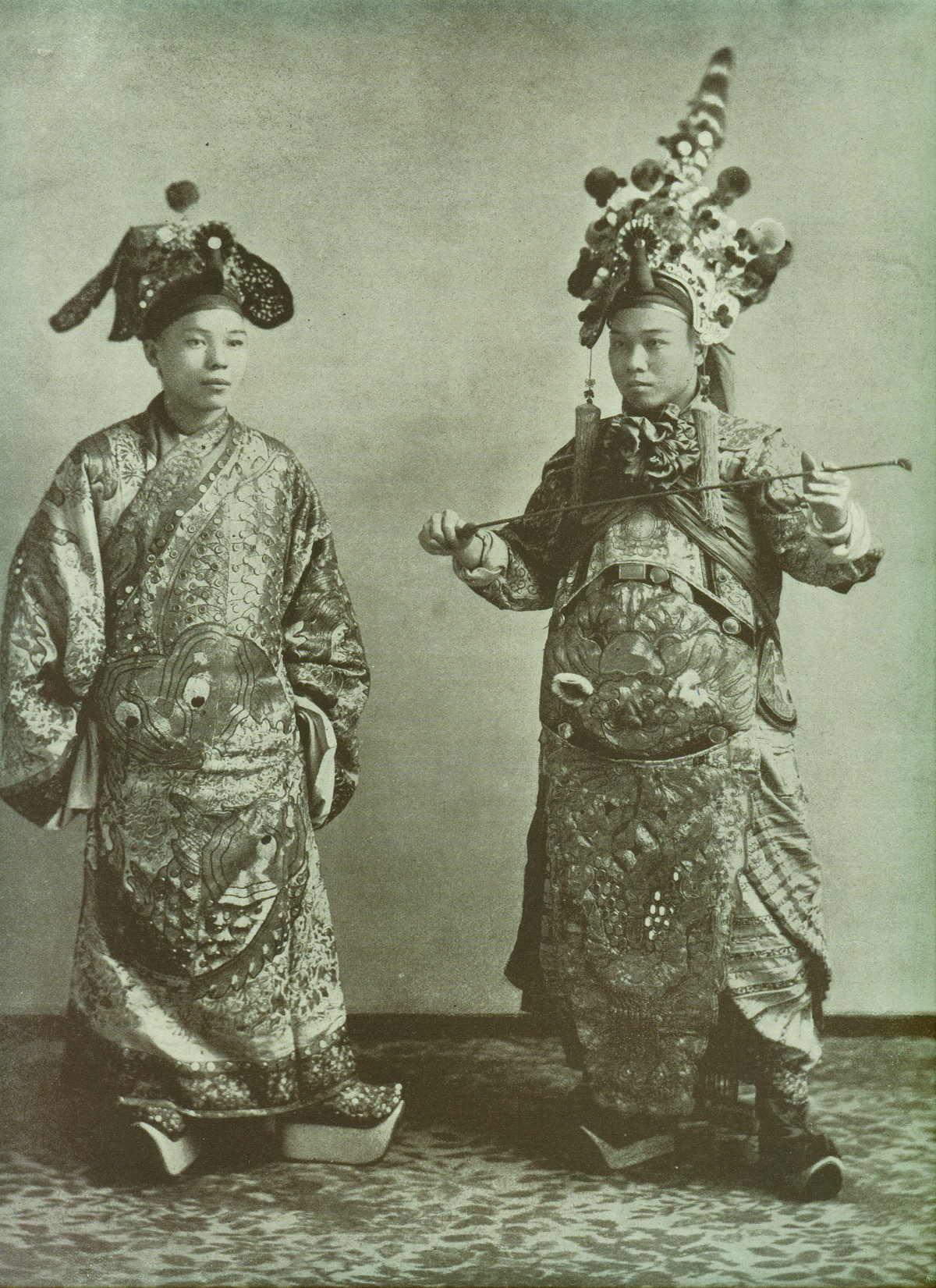 Two actors in traditional opera costumes were showcasing the famous plays “The Heavenly Dream” and “The Double Thumb” for American audiences