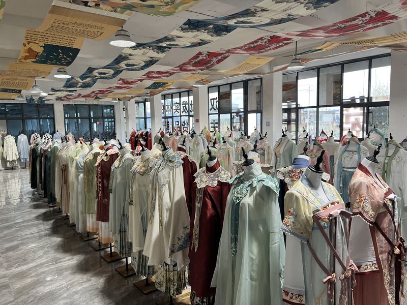 Hanfu clothes and coffin-making are Caoxin's top industries