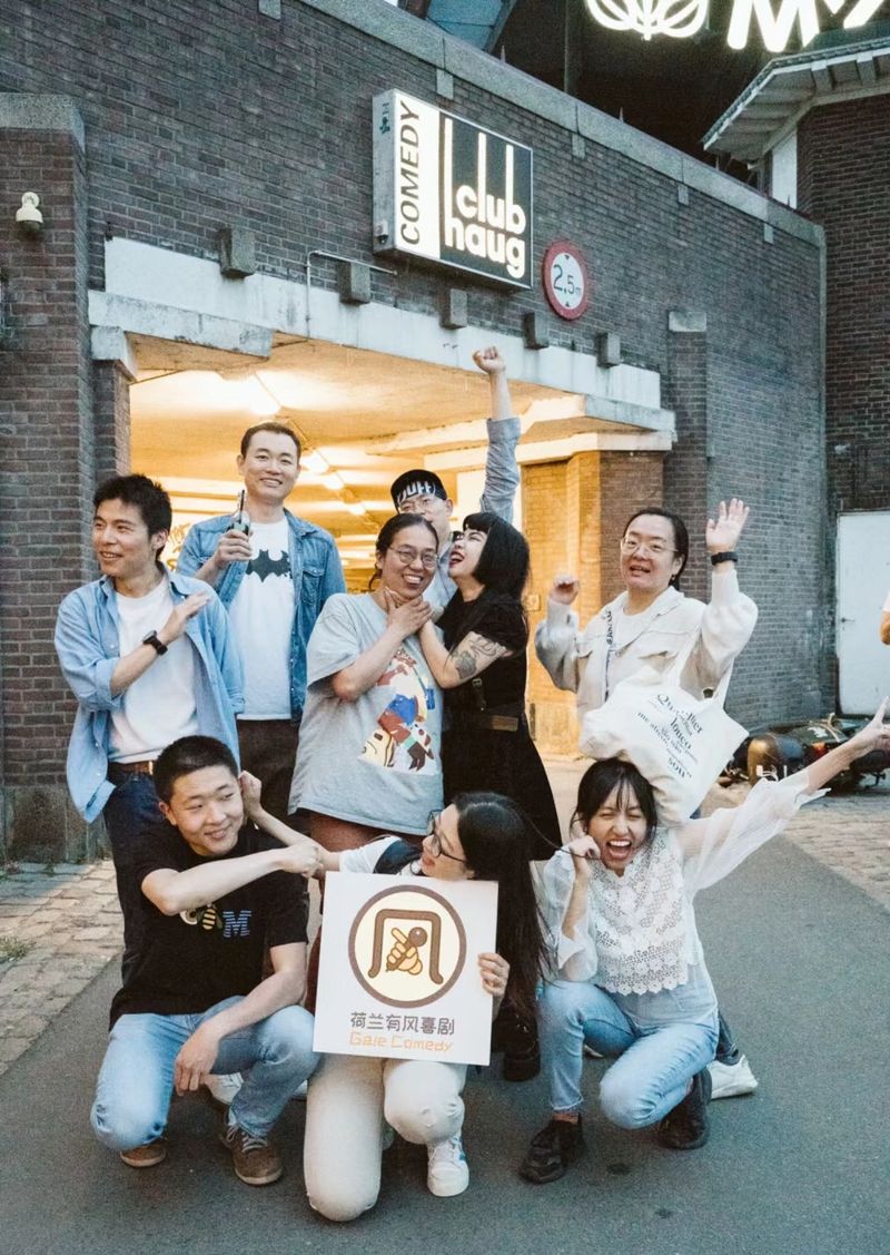 Chinese comedy club host open mic in the Netherlands, Chinese migrants comedy clubs