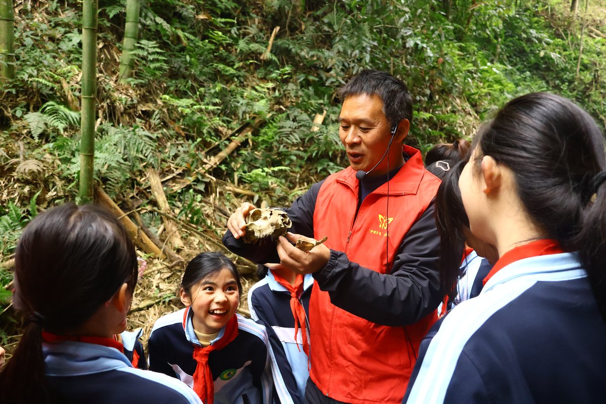 Butterfly expert Yang Zhenwen teaching students in the Butterfly Valley