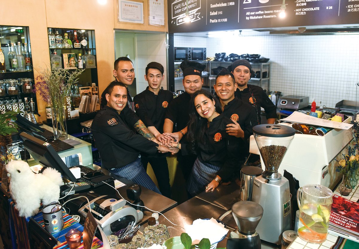 The Chía siblings and their team in the kitchen of Pachapapi