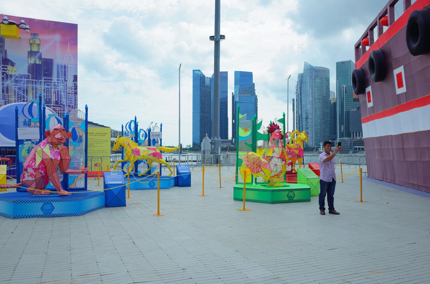 Colorduf animal sculptures in a park, Yan Jiacheng "Deluxe Hotel", fring photography