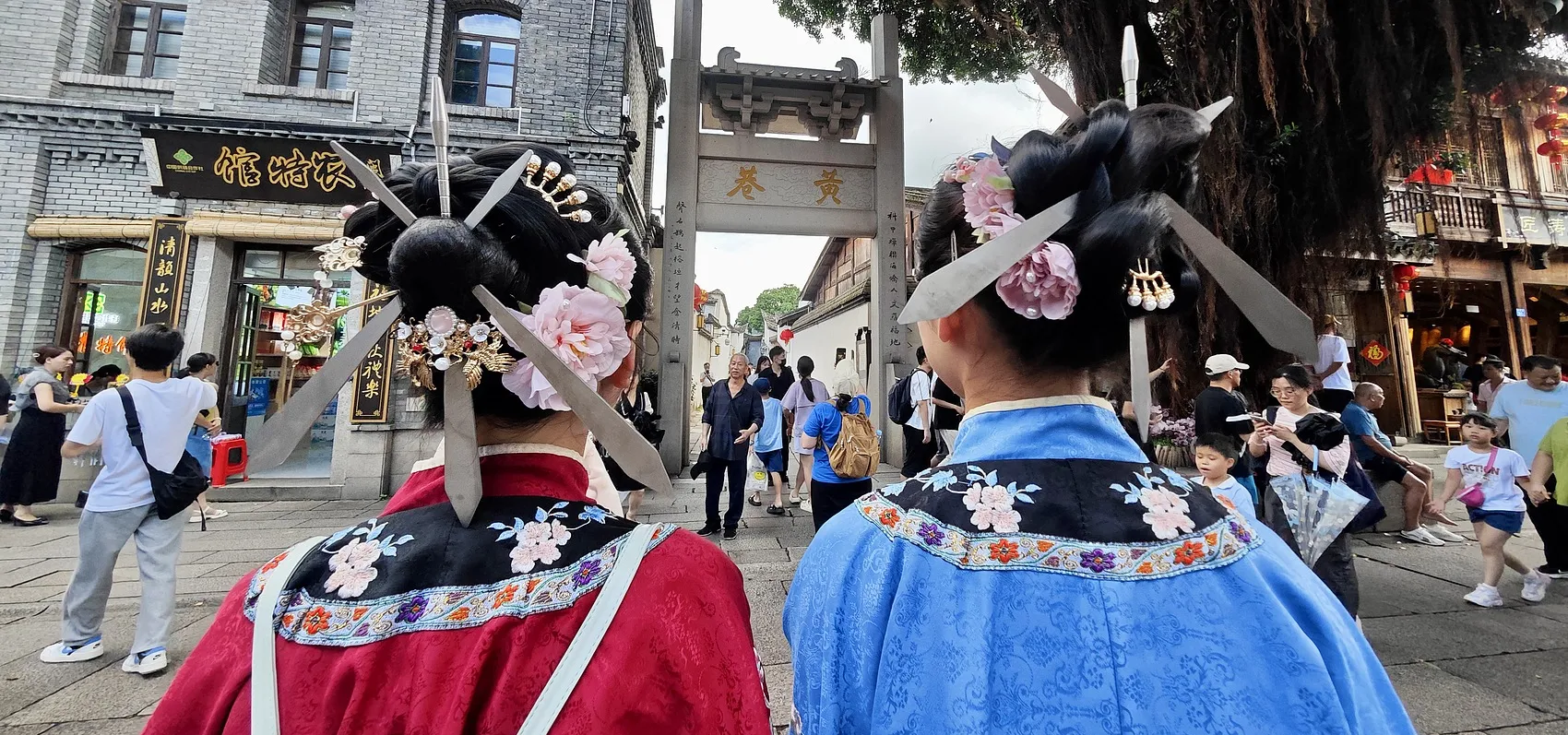 Fuzhou girls wearing three knives during Golden Week