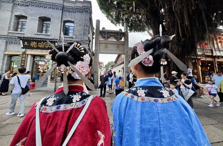 Fuzhou girls wearing three knives during Golden Week