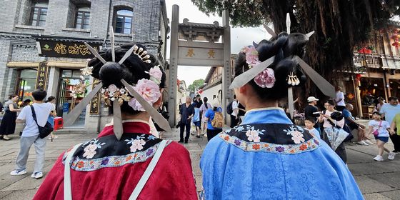 Fuzhou girls wearing three knives during Golden Week