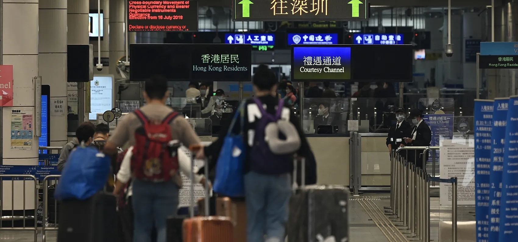 Passengers arriving from Hong Kong to Shenzhen