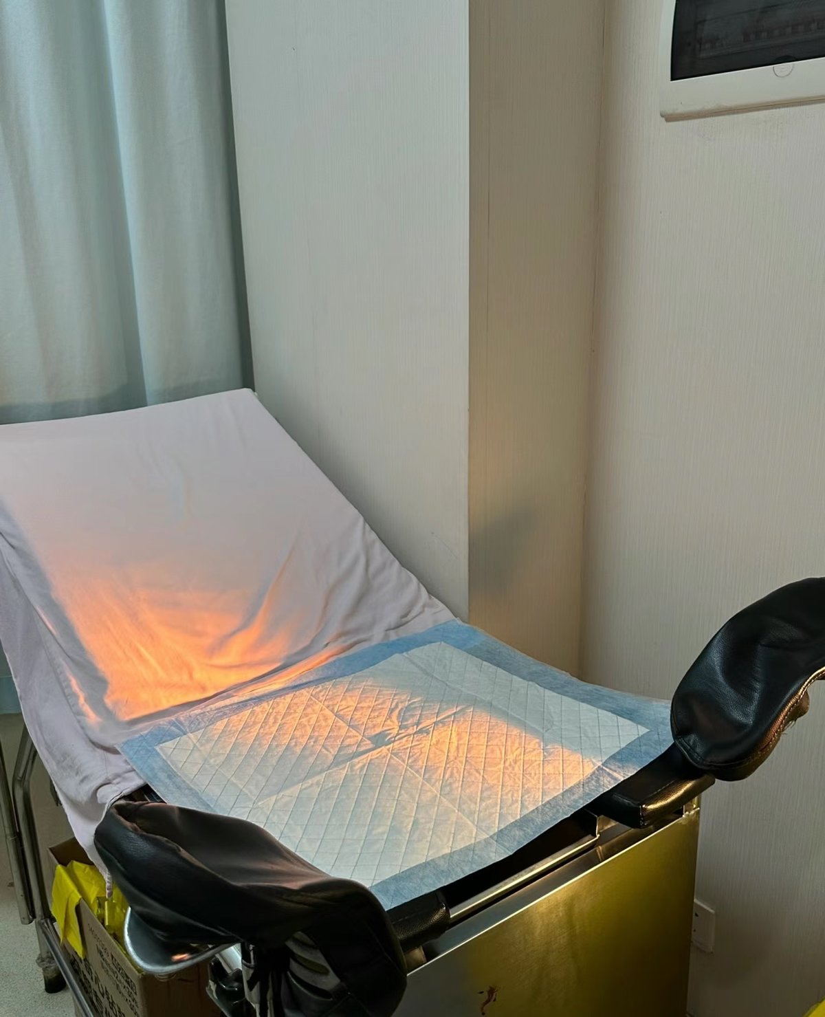 bed female patients lay on when undergoing an exam by the gynecologists