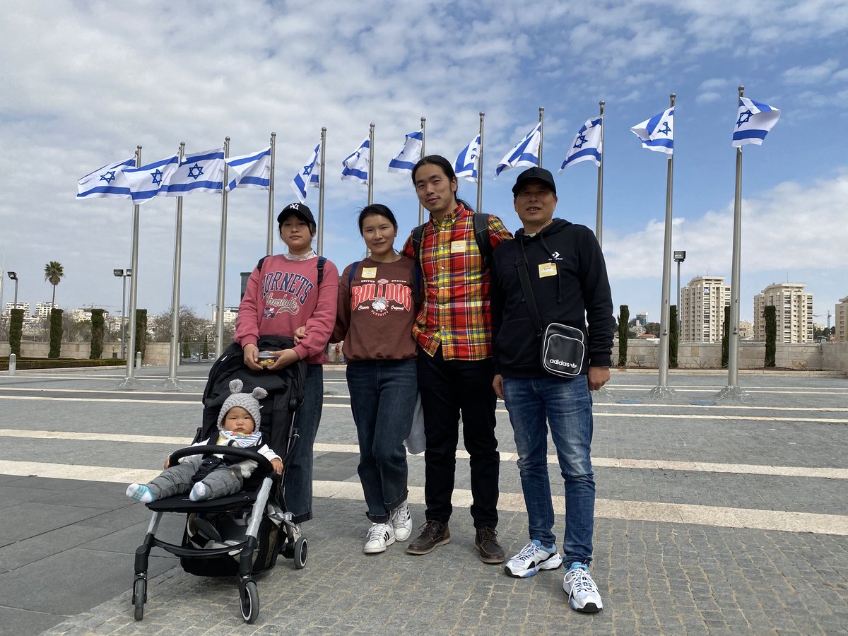 Jin Jin’s family (the second from the left is Jin Jin, the first from the right is her father)