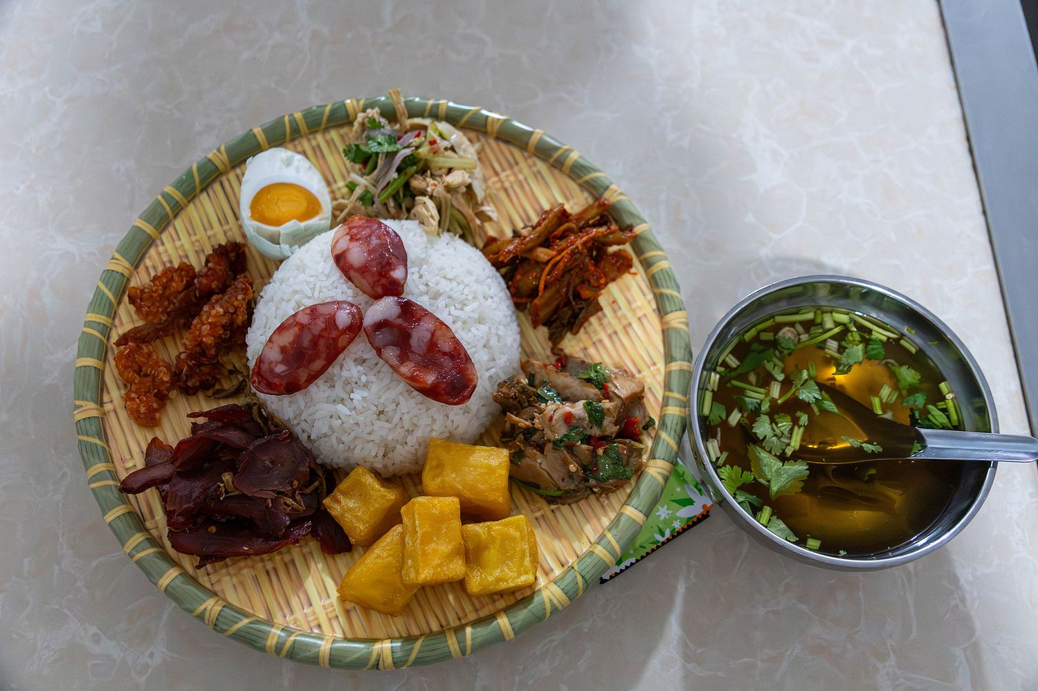 Jjingpo dish Shouzhuafan, eating in Mangshi Yunnan