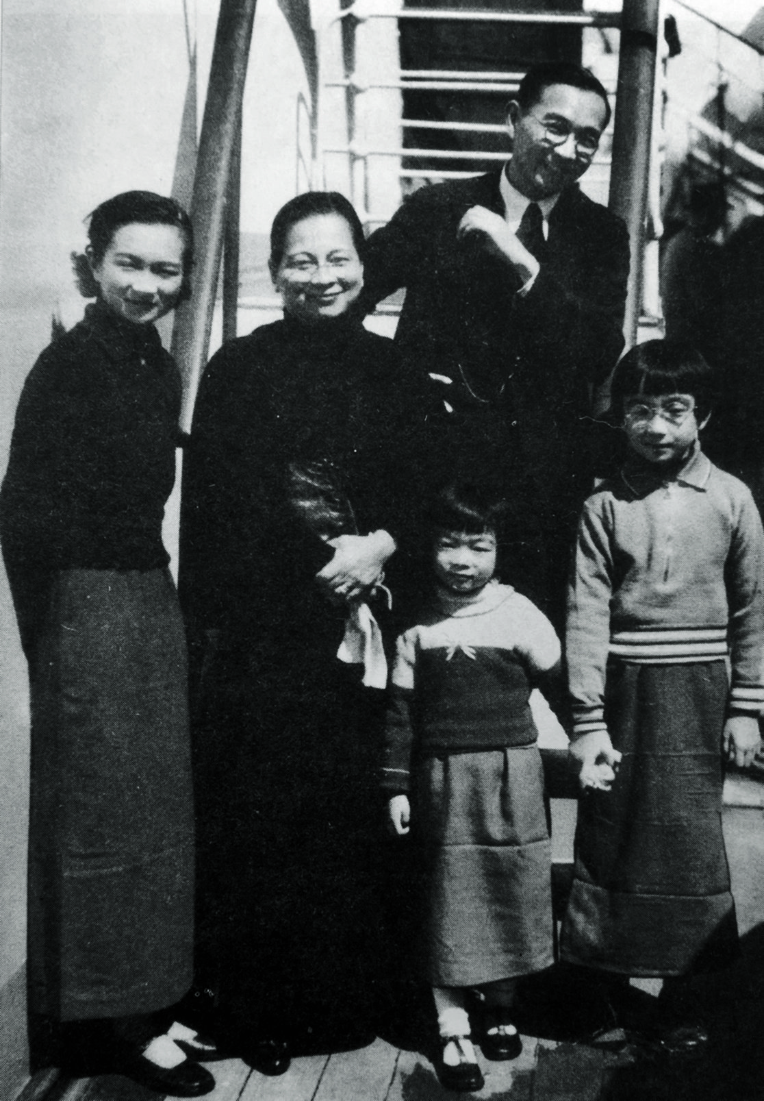 A photo of Lin Yutang with his family in the United States shot in the 1930s