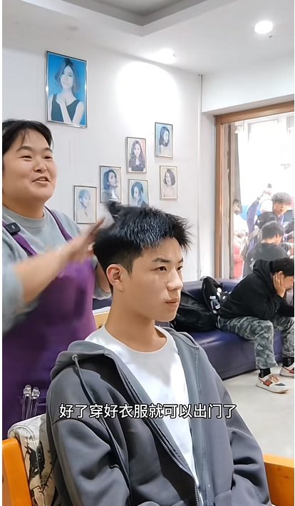 Female barber Xiaohua from Huaihua, Hunan, china top influencers and scandals 2024