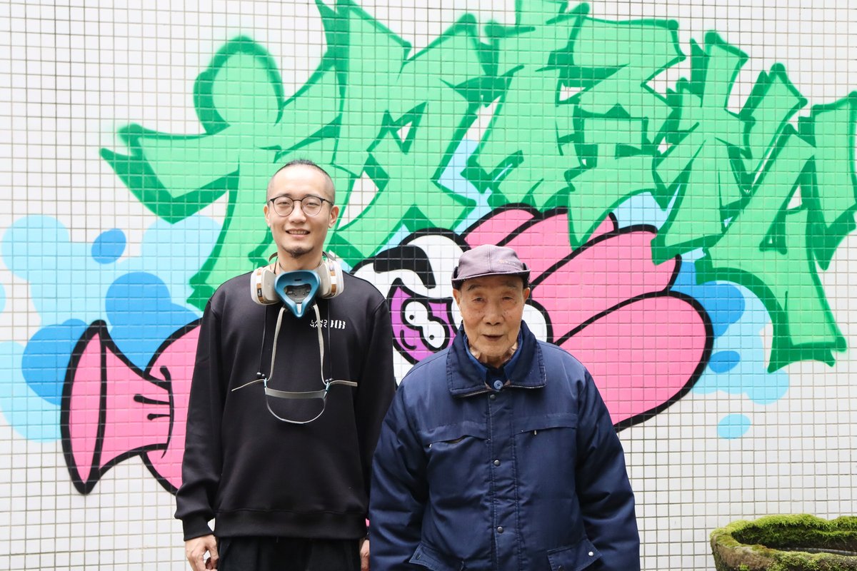 At So Young’s facility, a young worker paints a graffiti that reads “Relax.” (Courtesy of Zhou Hang)