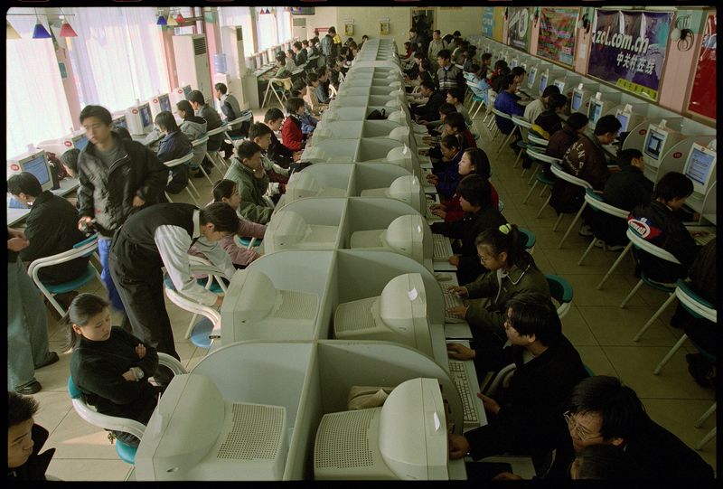 A busy internet cafe outside the south gate of Peking University in December 2000 (VCG)