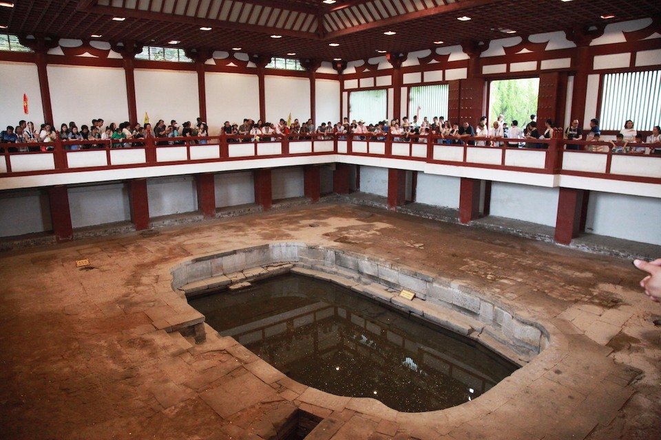 Tourists visiting Huaqing Pool