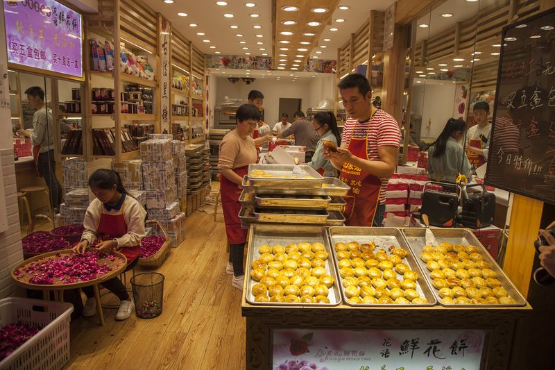 Flower cake stores can be found in every street corner in Yunnan