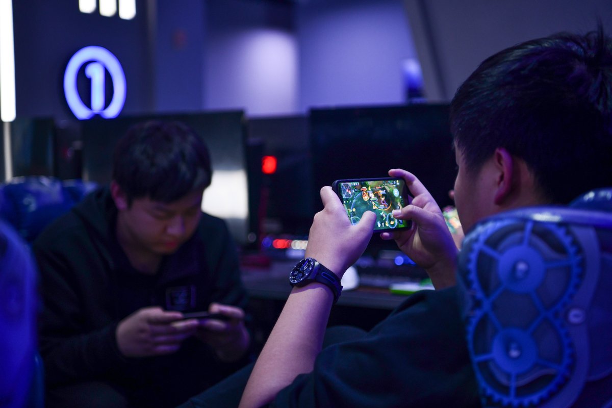 E-sports gamers in training at a ”wangba” in Zhengzhou, Henan province (VCG)