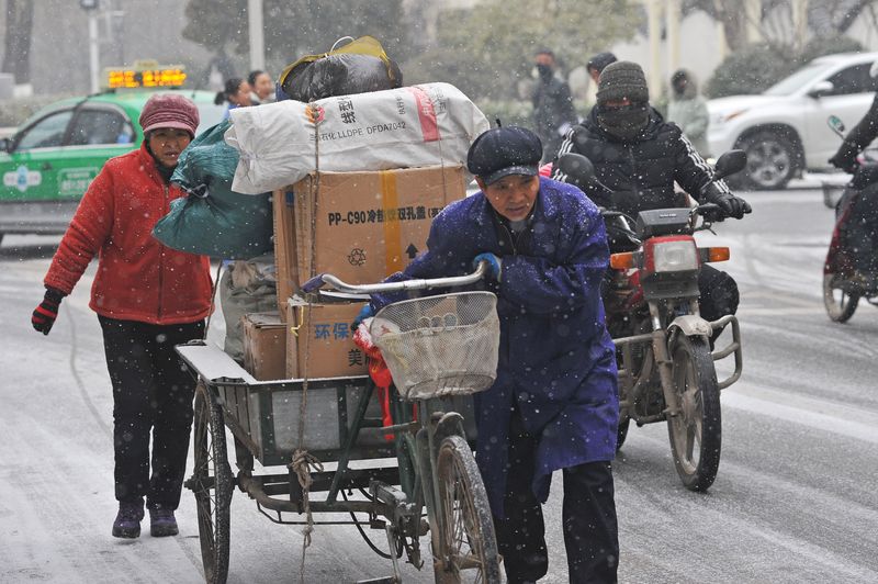 Citizens traveling in the snow in Tianshui, Gansu