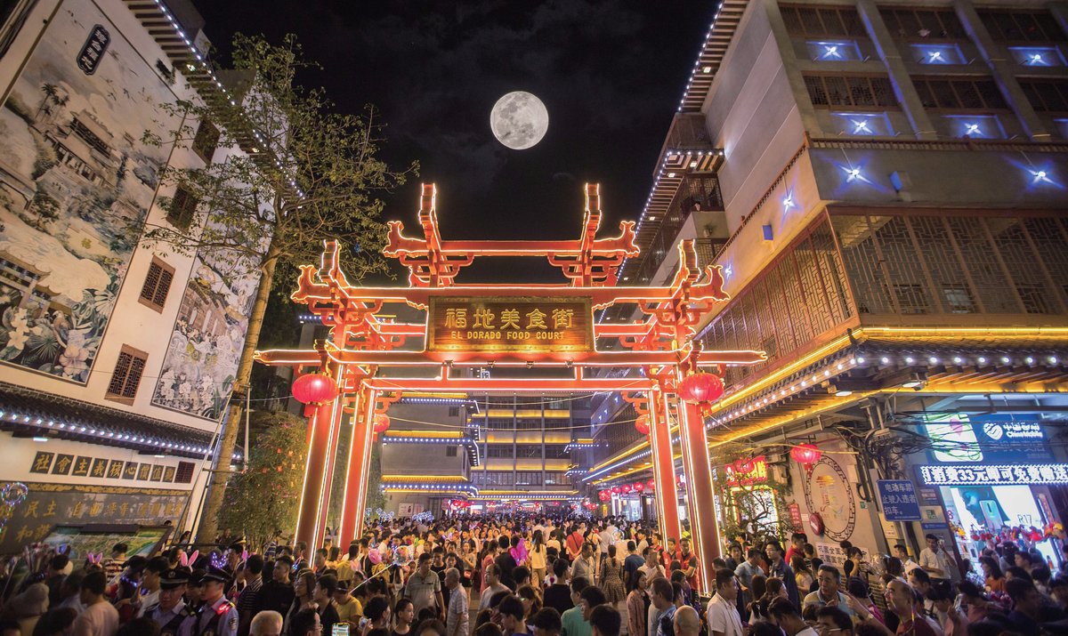 A night fair at the El Dorado Food Court in Haikou during the Flower Exchange Festival