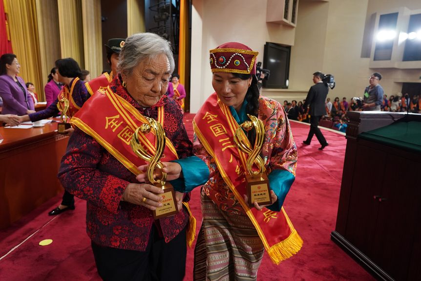 Since 1960, the government-affiliated All-China Women’s Federation (ACWF) has awarded the Bearer of the Red Banner (三八红旗手) award to 10 outstanding Chinese women each March 8 (VCG)