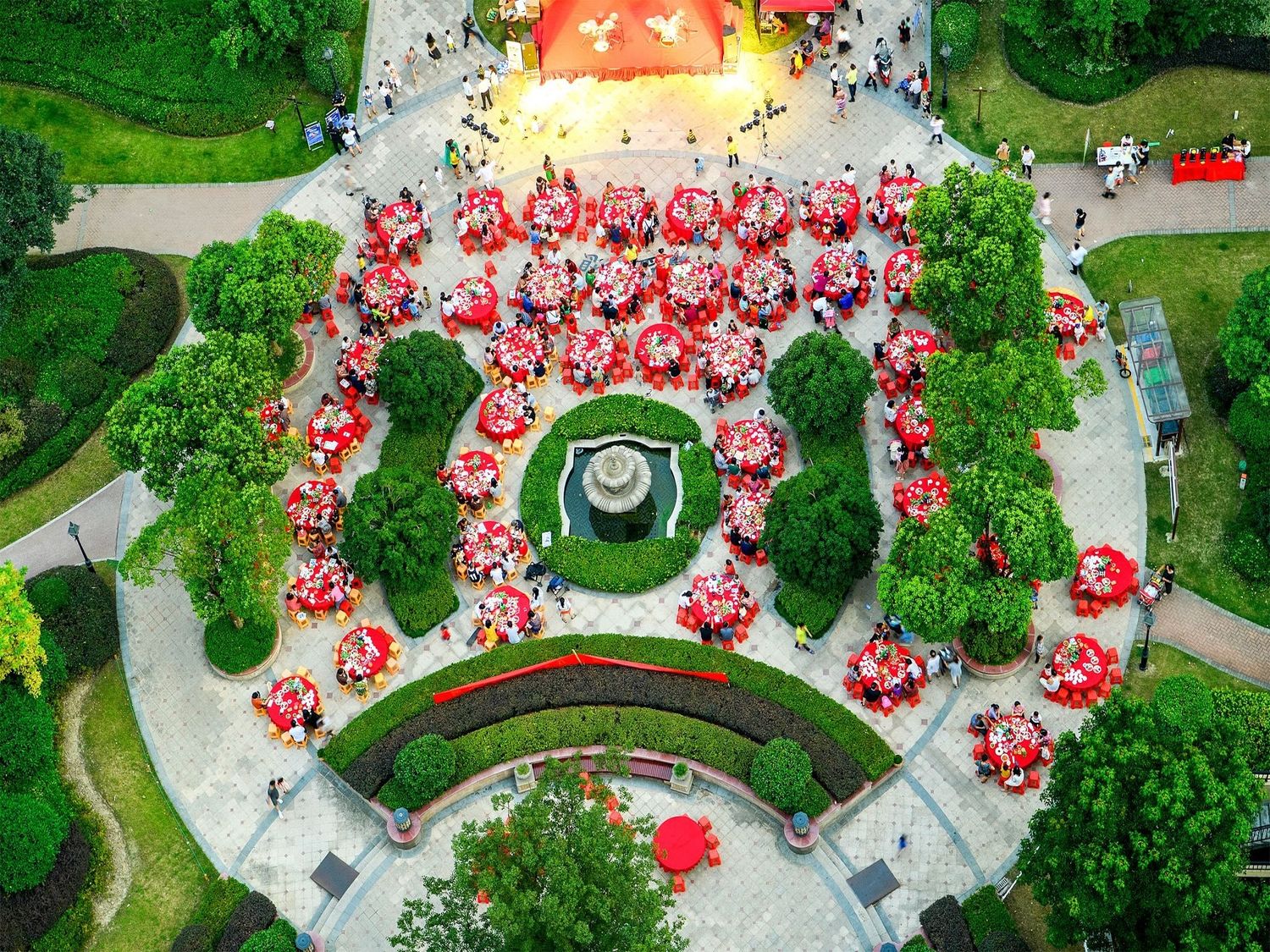 A community dinner with song and dance performances to celebrate Mid-Autumn Festival in Jiaxing, Zhejiang province, in 2019 (VCG)