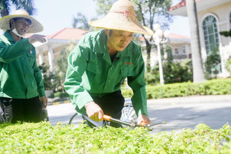 Wu Guichun doing landscaping work