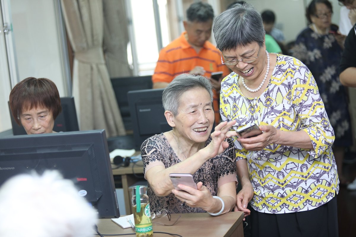 Elderly people having mobile phone-related courses at a university for the seniors (VCG)