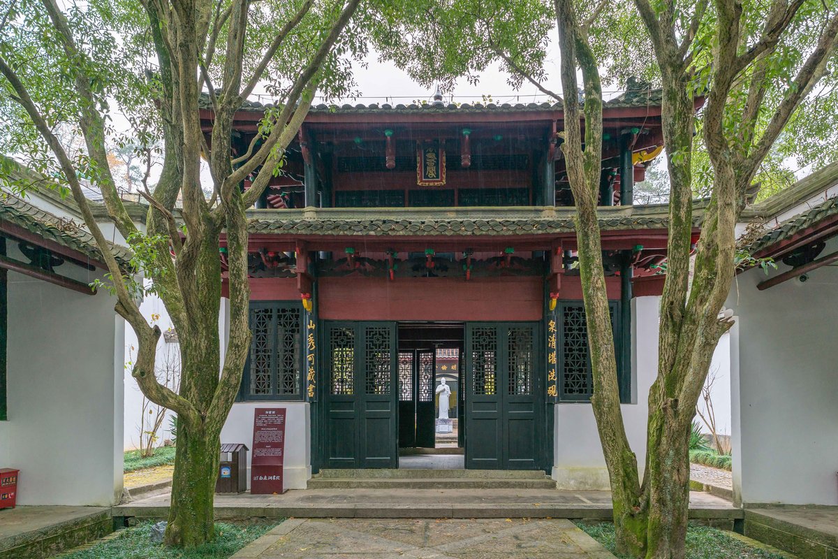 An entrance to White Deer Cave Academy in Jiangxi