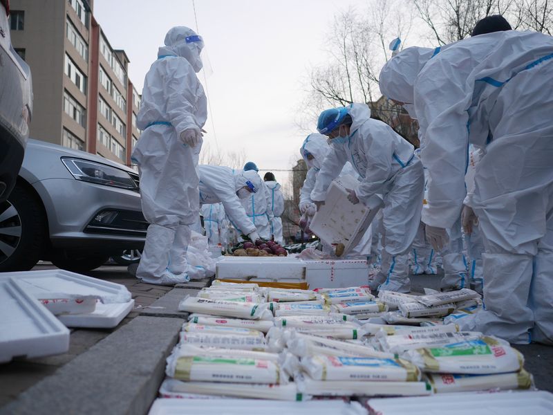 Covid prevention staff prepare vegetables and food supplies to be handed out (VCG)