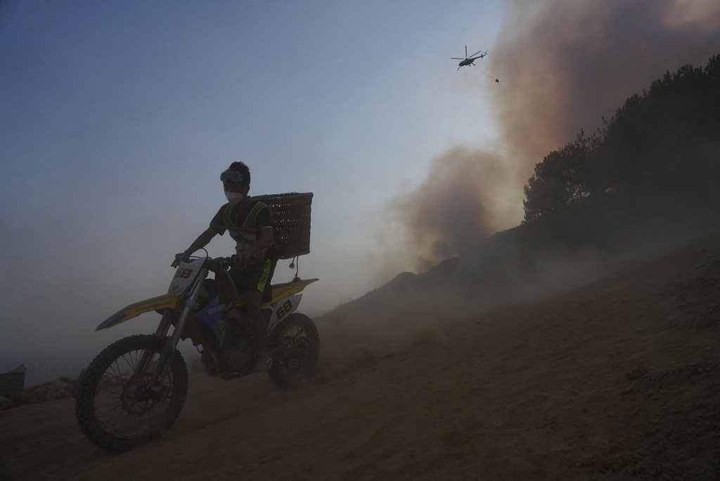 Volunteers fight Chongqing fires