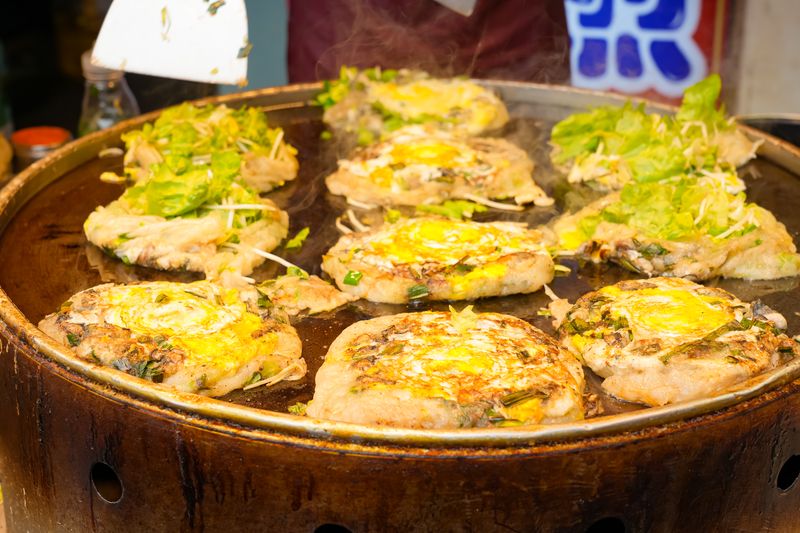 A Minnan-style oyster omelet being sold in Xiamen