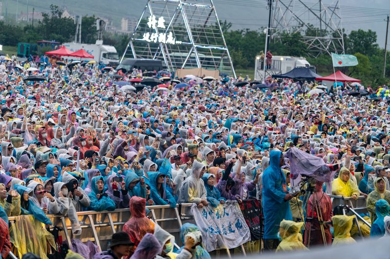 The Yuntai Mountain Music Festival in Anshang town, Henan during this Labor Day holiday has attracted over 100,000 attendees